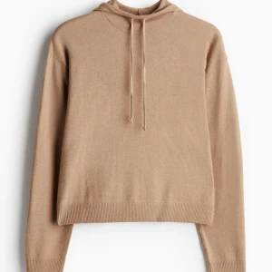 Beige stickad hoodie från H&M - Säljer en beige stickad hoodie från H&M i storlek S. Helt ny endast provat! 5% ull!⭐️✨