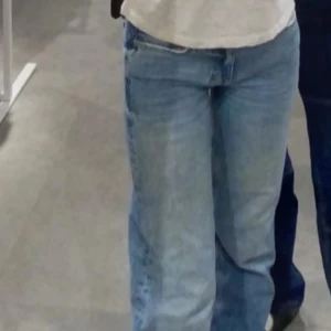 Blå jeans från Perfect Jeans - Säljer ett par klassiska blå jeans från Perfect Jeans. De har en rak passform och är tillverkade i denim med en traditionell femficksdesign. Perfekta för en avslappnad stil.