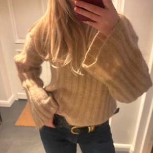 Beige Stickad tröja - Såå fin beige stickad tröja från malene birger, i ull och mohair. Nästan helt oanvänd nypris 3000 kronor
