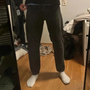 Grå Jeans - Säljer ett par gråa Weekday Jeans