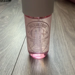 Brazilian Crush Cheirosa 68 - Fräsch och fruktig body mist från Sol de Janeiro, Brazilian Crush Cheirosa 68. Flaskan är rosa och genomskinlig med en vit kork. Perfekt för en uppfriskande doftupplevelse.