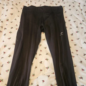 Svarta leggings  - Snygga svarta leggings med en ficka baktill.