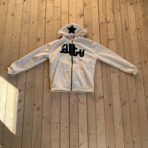 Zip up hoodie  - En väldigt fin och krämig vit hoodie , den är i storlek M men är mer som L❗️