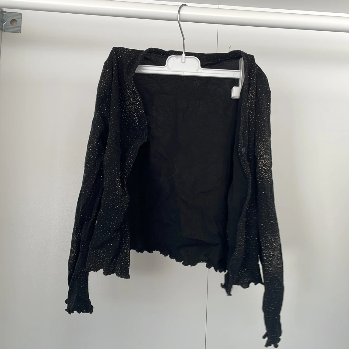 Svart glittrig kofta från Occasions