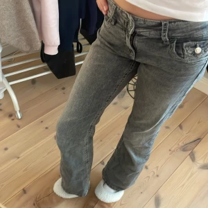 Grå jeans från Gina Tricot - Säljer ett av mina favorit byxor men behöver sälja för att de är för korta ! De är i bootcut model, och har jätte fina fickor!✨