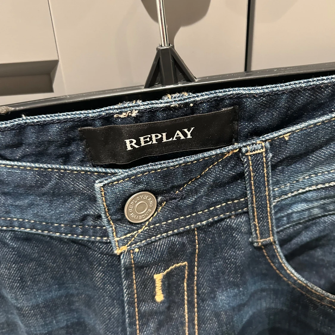 Mörkblå jeans från Replay - 2