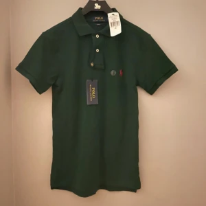 Ralph lauren piké - En riktigt fin ralph lauren piké. Inga skador, aldrig använd. Den är i nyskick och det enda man inte får med är original förpackningen. Hör av er vid intresse.