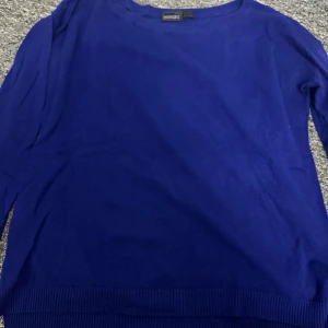 Blå tröja från Esmara - Säljer en snygg blå tröja från Esmara. Tröjan har långa ärmar och ribbstickade muddar vid ärmslut och nederkant. Perfekt för en stilren look. Står M men passar snarare S-XS