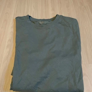 Grön t-shirt från 157 - Säljer en enkel och stilren grön t-shirt från 157. Den har en klassisk rund hals och korta ärmar, perfekt för en avslappnad look.