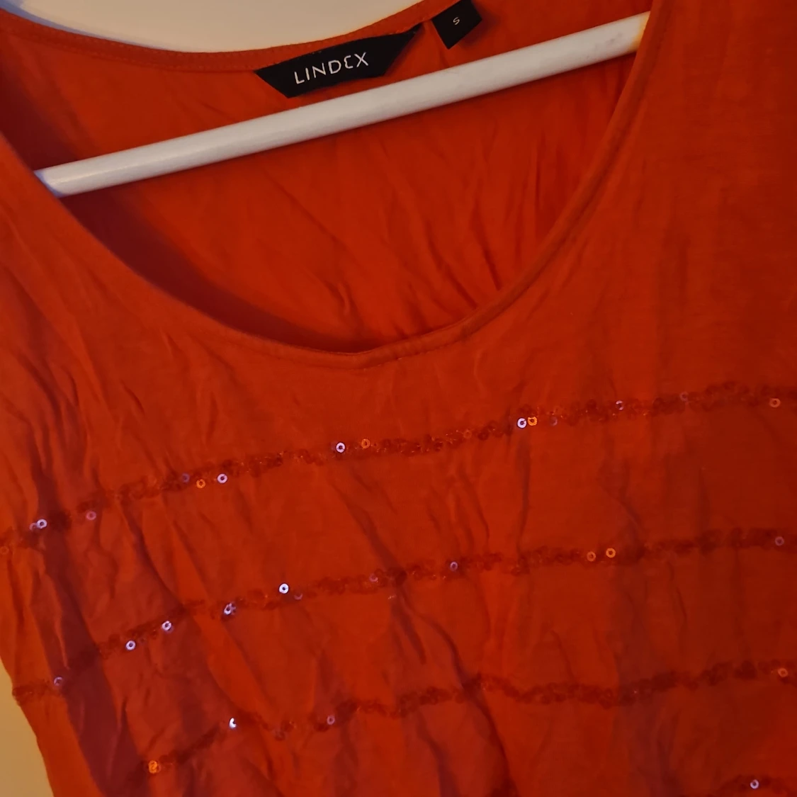 Röd paljettlinne från Lindex - 1
