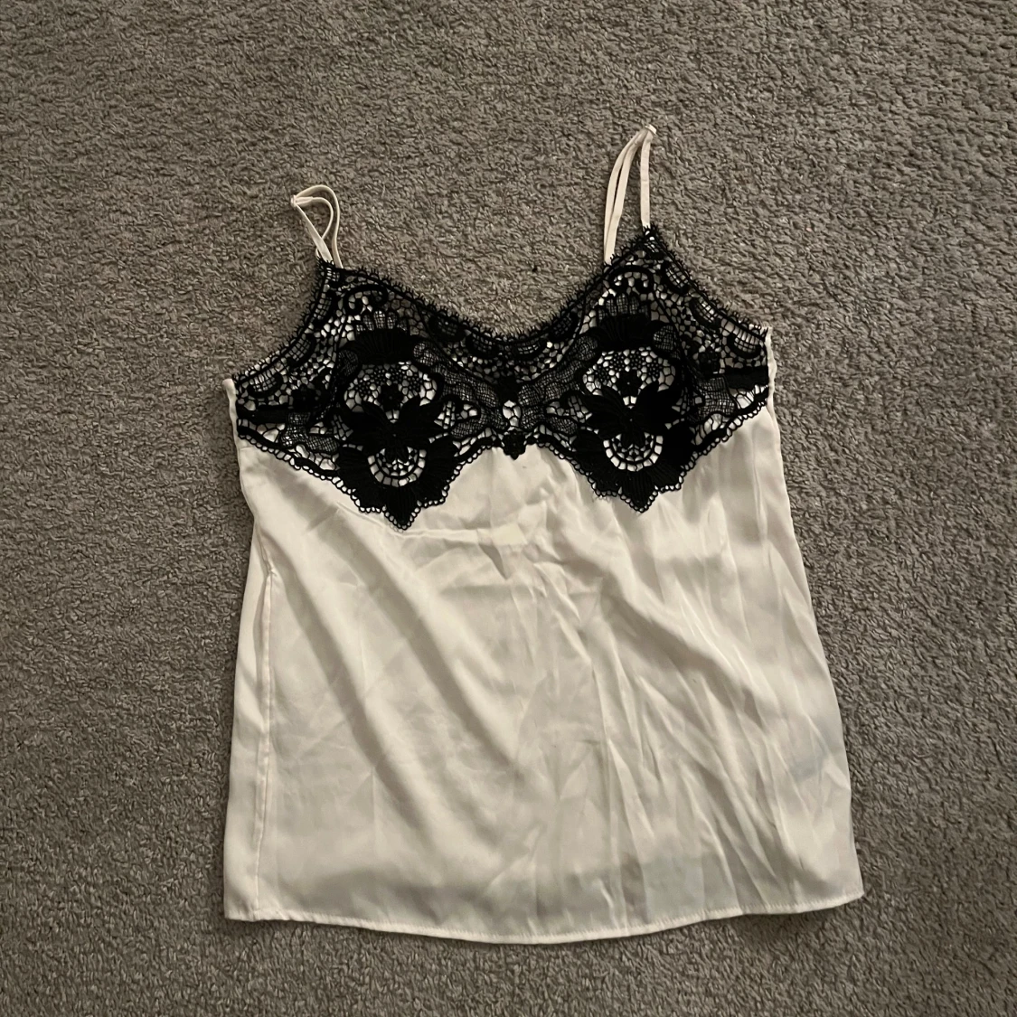 Vit linne med svart spetsdetalj