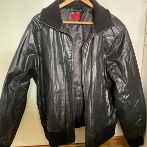 Svart skinnjacka från Kaos - Säljer en svart äkta skinnjacka från Kaos i storlek 56. Den har två fickor på utsidan och två inuti i jackan🖤