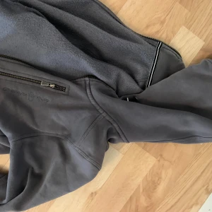 Grå fleecejacka från Sail Racing - Säljer en grå fleecejacka från Sail Racing ny pris ligger på 899kr använd lite