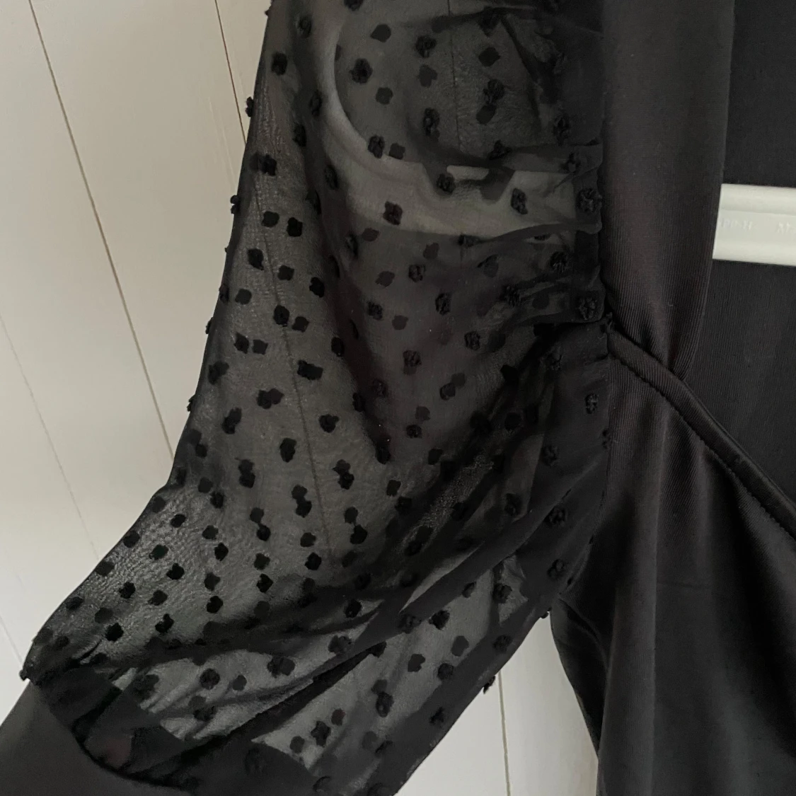 Svart topp från Amisu med prickiga ärmar - 3