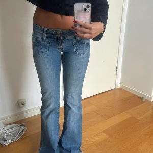 lågmidjade bootcutjeans - såå snygga lågmidjsde bootcutjeans köpta secondhand midjemått-36cm innerbenslängs-80cm
