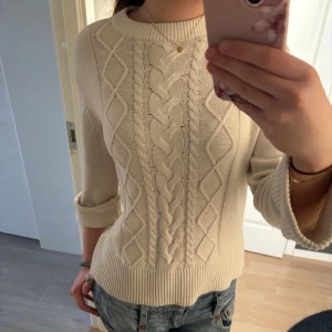 Beige stickad tröja med flätmönster - Säljer en stilren beige stickad tröja från dobber med ett snyggt flätat mönster framtill. Nypris 700kr-800kr💕