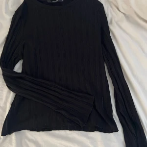 Svart tröja från BikBok - Säljer en svart tröja från Bikbok med ett randigt mönster som gör tröjan lite genomskinlig. 