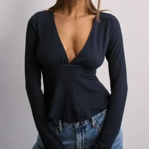 Marinblå v-ringad topp - Tröja från Nelly, använd ca 6 gånger