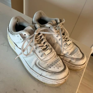 Nike air force  - Vita nike air force. Storlek 38, normala i storleken.  Använda, se bilder. 200kr eller bud.