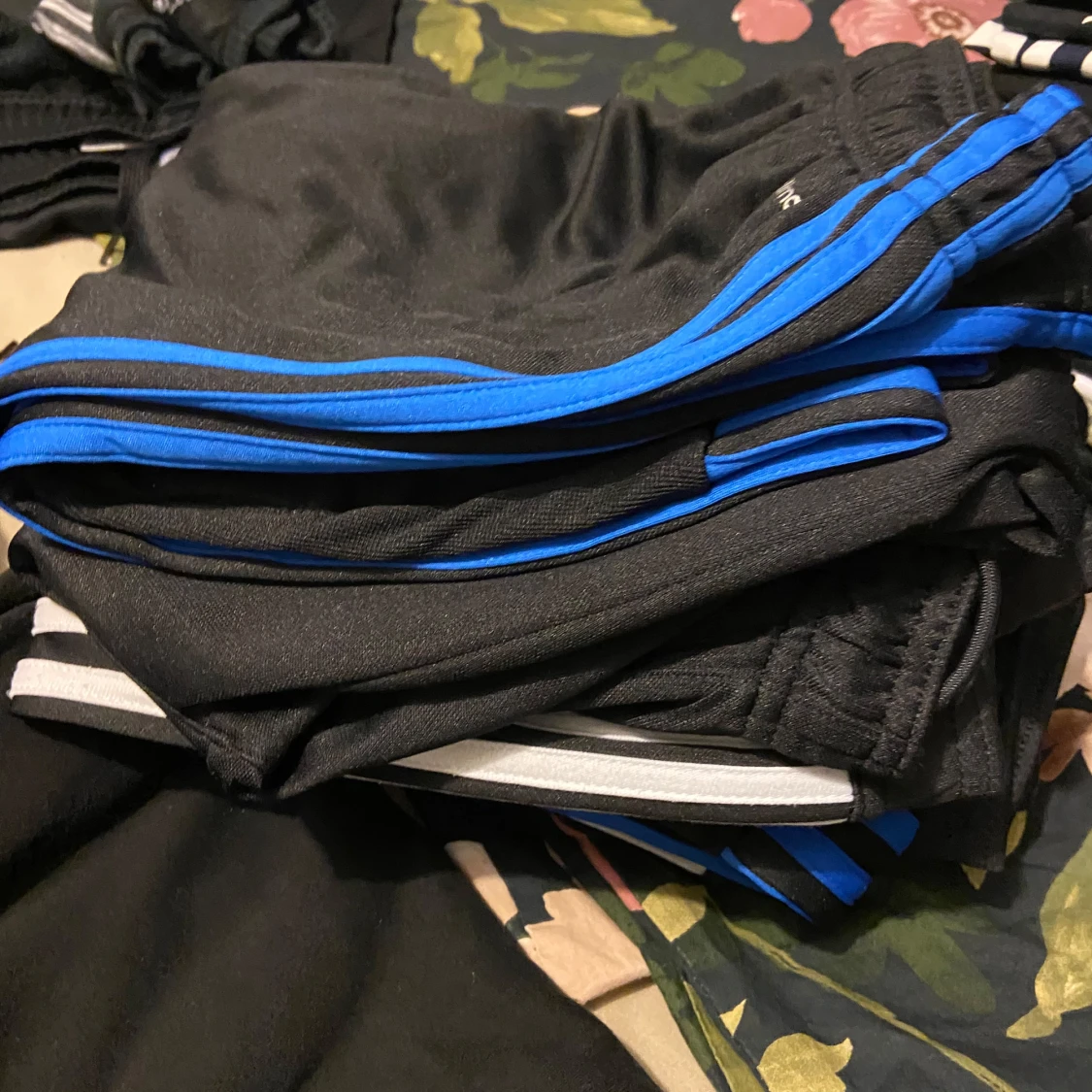 Svart t-shirt med randigt tryck - 3