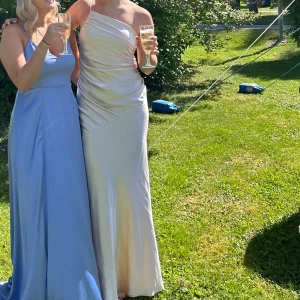 Champagnefärgad balklänning - Säljer nu min fina balklänning som jag använt en gång✨😊skriv för fler bilder