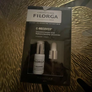 Filorga C-Recover Radiance Boosting Concentrate - Filorga C-Recover är ett koncentrat som boostar hudens lyster och motverkar trötthetstecken. Förpackningen innehåller tre flaskor med hyaluronsyra för en strålande hud.