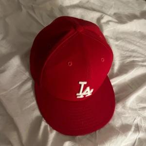 Röd La keps  - Hej, säljer nu min röda La keps då jag inte använder den, nästan aldrig använd så den är nästan i ny skick. Nypris 500 kr. Priset kan diskuteras.