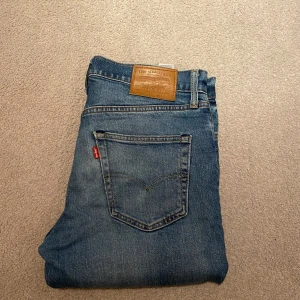 Levis jeans - Säljer ett par riktigt snygga blåa Levis jeans. Jeansen är i fint skick och är i storlek 32/34, passar om du är runt 185 lång. Tveka inte på att höra av dig för fler frågor eller bilder. Pris kan diskuteras vid snabb affär.