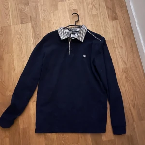 Weekend offender  - Säljer en svart weekend offender tröja. Säljer för den är för liten. Sick 8/10