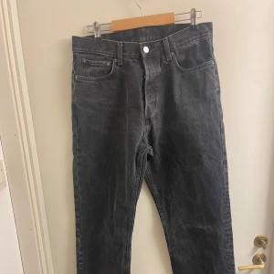 Svarta jeans weekday - Raka svarta jeans från weekday i storlek 30/34. Använda, i bra skick.