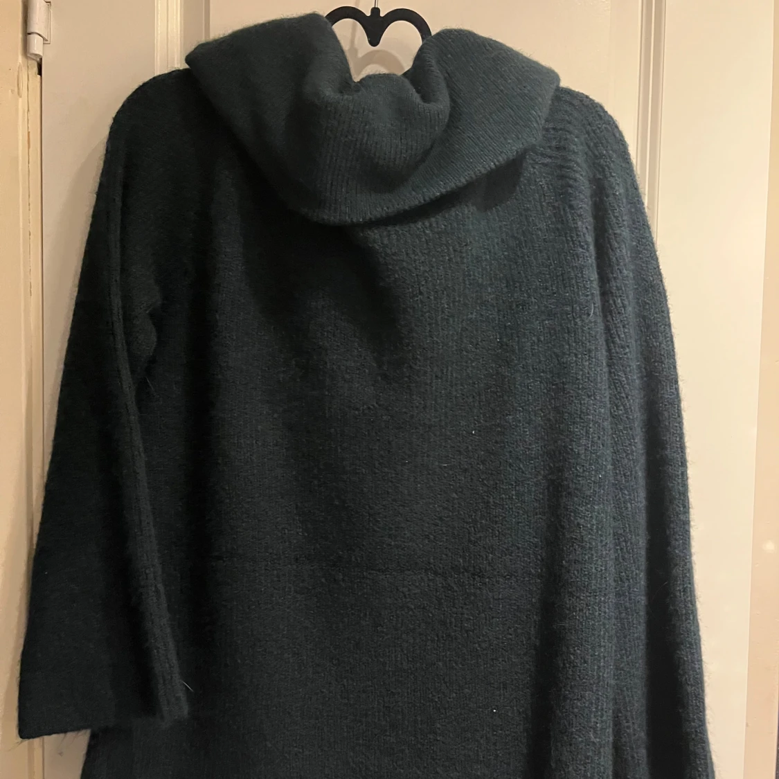 Mörkgrön stickad off shoulder tröja från H&M