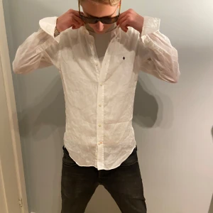 Morris skjorta - Snygg vit skjorta i linne storlek S. Skjortan är i skick 9 av 10