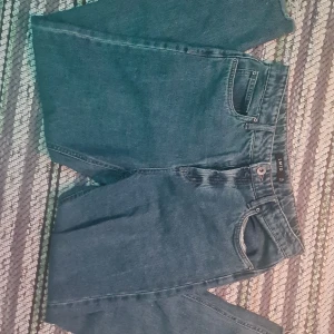 Högmidjade LMTD jeans - Säljer nu dessa jeans då de är för små för mig. De är från LMTD. Storleken är 170 eller S-M.💞 Midja rakt över: 36 cm. Ytterlängd: 91 cm. Innerben: 67 cm. Gren: 27 cm. 💓 skriv om ni har några frågor🪷🥰