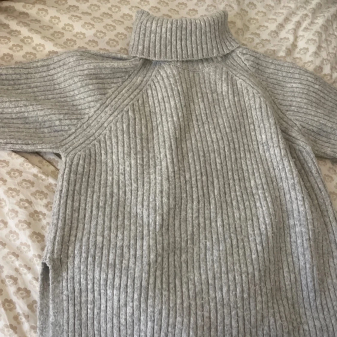 Grå ribbad polotröja - 1