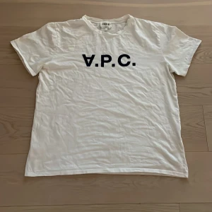 A.P.C tshirt - Snygg APC tshirt i bra skick.  L men sitter mer som en M. Tröjan är den del av Hiver 87 kollektion vilket gör den unik. 