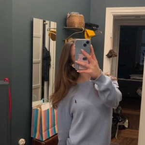 Oversized Ralph Lauren sweatshirt  - Ljusblå oversized Ralph lauren tröja med några defekter därav priset. Skriv vid frågor 💕💕