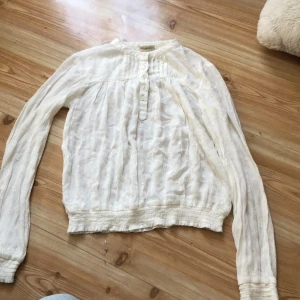 Vit blus - En vit blus som är knappt använt det är skön och fin att ha på sig under hösten eller våren