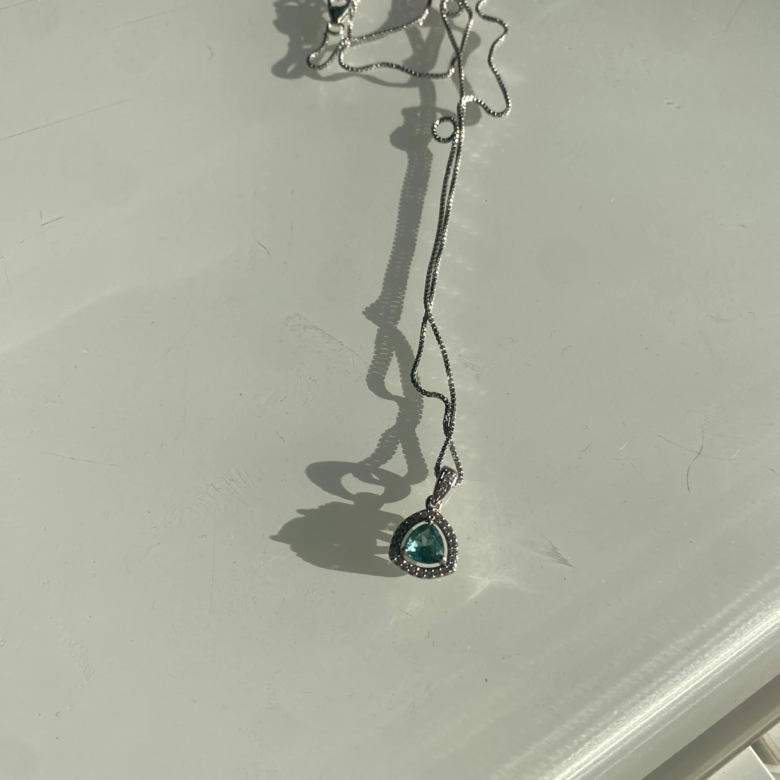 Halsband med turkos sten