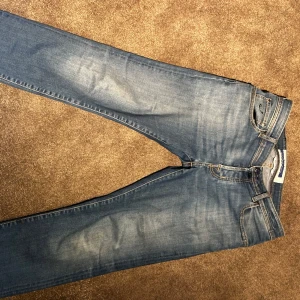 Jeans från Jacob Cohën - Snygga blå jeans från Jacob Cohën i en klassisk design. Tillverkade i Italien med lyxigt denimtyg. De har en normal passform med fem fickor och subtila slitningar för en trendig look.