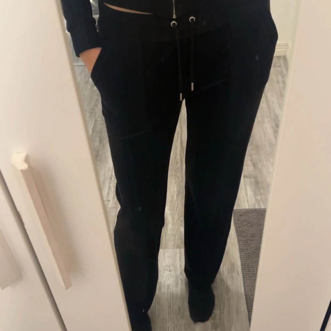 Svarta juicy byxor  - 1