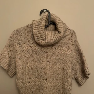 Stickad tröja - Stickad figursydd tröja med polo bra skick kontakta gärna vid frågor och funderingar😊