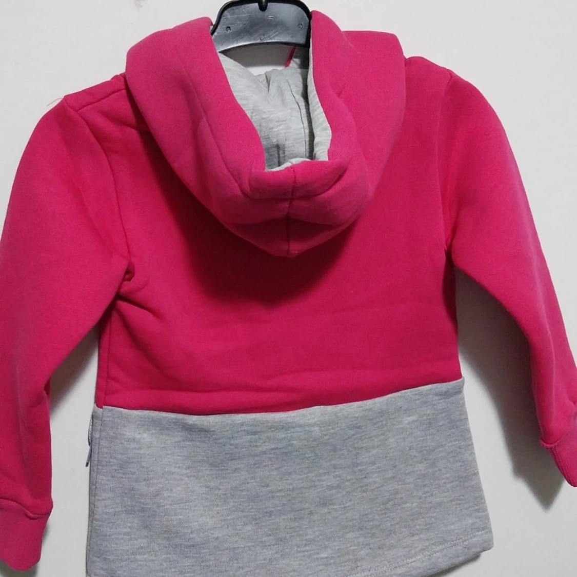 Rosa och grå hoodie med kaninmotiv - 2