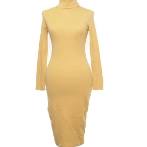 Gul klänning från Shein strl S - Snygg gul klänning från Shein med lång ärm och hög krage. Den har en tight passform som framhäver figuren och är perfekt för en stilren look. Klänningen är tillverkad i ett mjukt och stretchigt material för extra komfort.