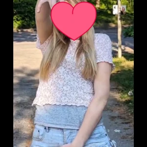 Rosa spetsblus - Söt rosa spetsblus med korta ärmar och ett fint blommönster. Perfekt för en somrig look. Blusen har en lätt och luftig passform.