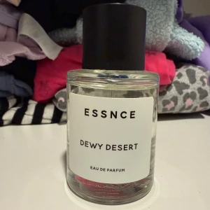 Essnce dewy desert  - Dewy desert från essnce, saknas cirka 1-2 ml. 