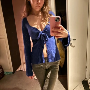 Design By Si topp - Så söt topp från Design By Si med knytning. Mjuk och skön ❣️❣️❣️❣️ Köptes för 393 kr, använd ett fåtal gånger och ser helt ny ut 