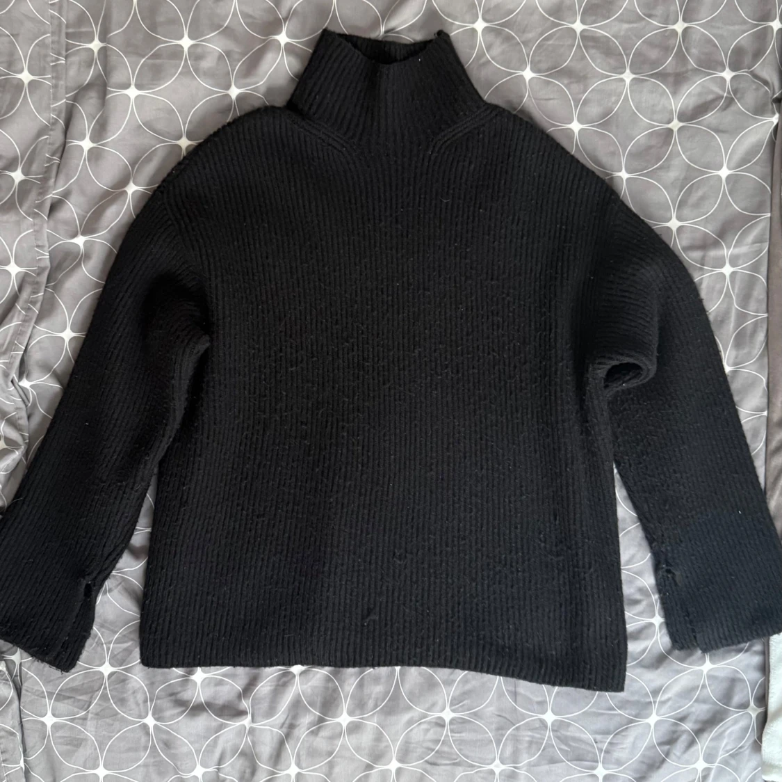 Svart stickad polotröja