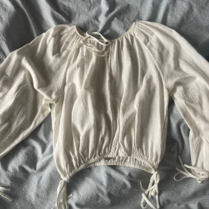 Vit Blus från Gina Tricot - Jättefin vit blus från Gina Tricot använd en gång, perfekt till våren och sommaren! Bara att skriva med frågor om det skulle vara något!💞