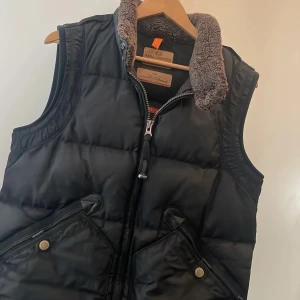 Parajumpers Kobuk väst i bra skick - Säljer nu min parakumper kubuk väst som knappt använts så den är i mycket bra skick. Välldigt sälsynt väst då den inte längre går att få tag på. Storlek M men passar S. 