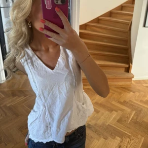 Söt blus - Jätte söt blus med fickor och lite spets- volang där bak, perfekta blusen🥰🥰